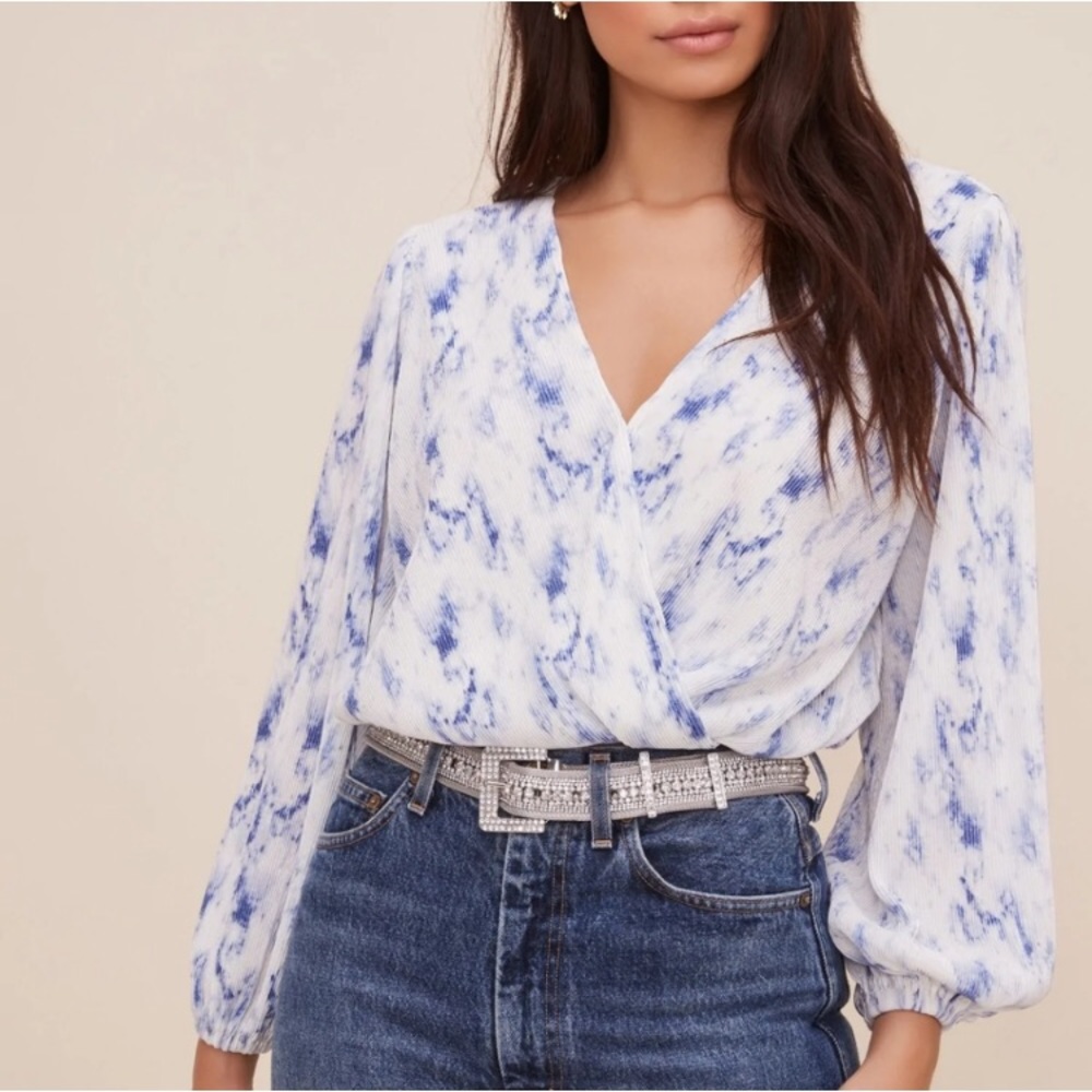ASTR cropped blue and white top